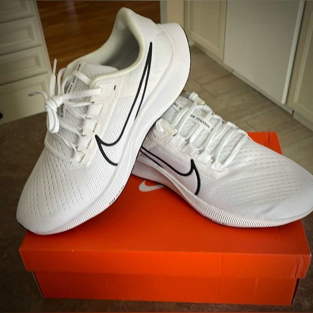 Nike Air Zoom Pegasus 38 Shoes Size 10 Never Worn